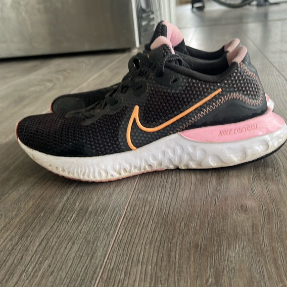 Nike Shoes - Nike Renew sneakers